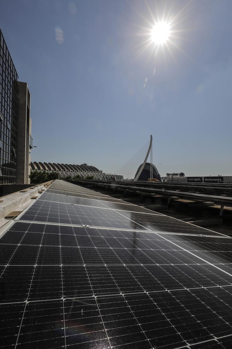 Algunhas das 1.600 placas solares que están instaladas na azotea dun edificio 