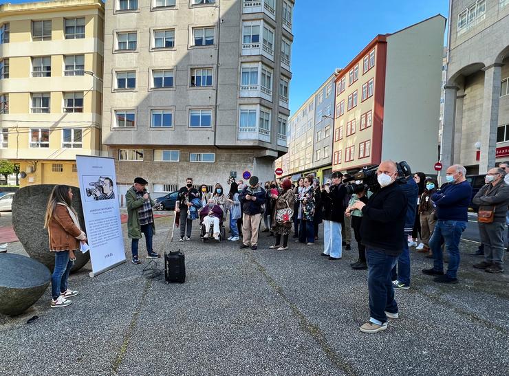 O tío de José Couso, Rafa Permuy, intervén durante unha homenaxe ao cámara ferrolán José Couso, na Praza dá Paz, a 9 de abril de 2022, en Ferrol, A Coruña. Raúl Lomba - Europa Press 
