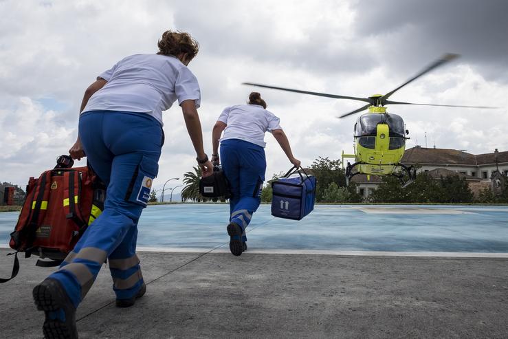 Persoal do 061 sae nun helicóptero medializado para atender aos feridos dun accidente 