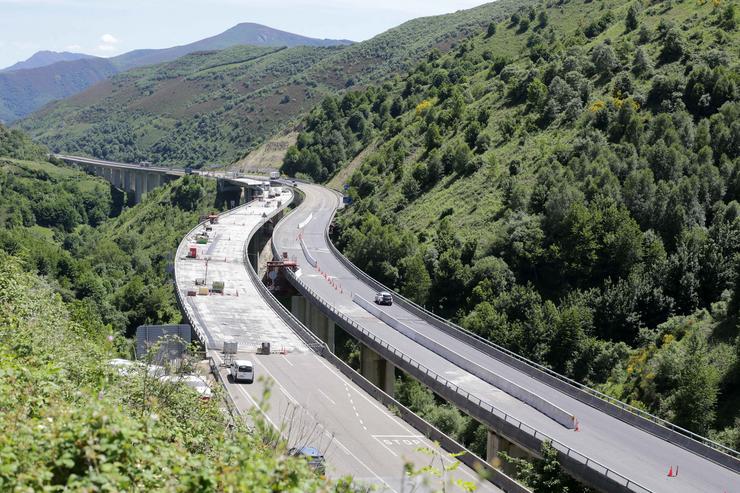 Vista xeral da ponte do que se desprendeu unha parte en Vega de Varcarce / Carlos Castro - Europa Press