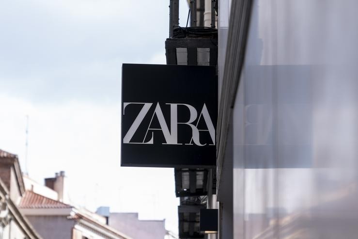 Un cartel dunha tenda Zara, a 5 de marzo de 2022, en Madrid / A. Pérez Meca - Europa Press - Arquivo