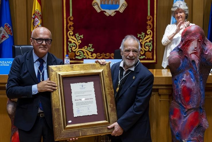 Acisclo Manzano recibe a Medalla de Ouro da provincia de Ourense de mans do presidente da Deputación de Ourense, Manuel Baltar 