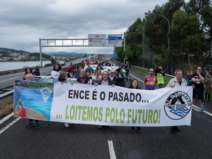 Un grupo de persoas de Pontevedra marcha de camiño á sede da fábrica de Ence en Lourizán na 'Marcha contra celulosas' organizada pola Asociación Pola Defensa dá Ría.. CÉSAR ARXINA - EUROPA PRESS