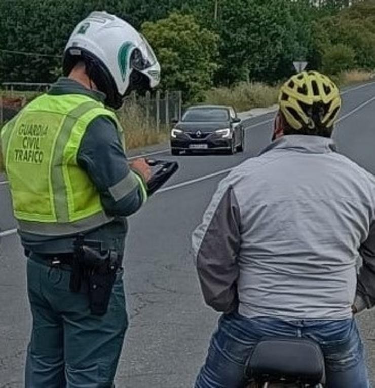 A Garda Civil sorprende ao condutor dun ciclomotor que circulaba cun casco de ciclista en Abadín (Lugo).. GARDA CIVIL / Europa Press