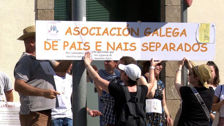 A Asociación Galega de Pais e Nais Separados concéntrase fronte ao xulgado de Arzúa (A Coruña). 