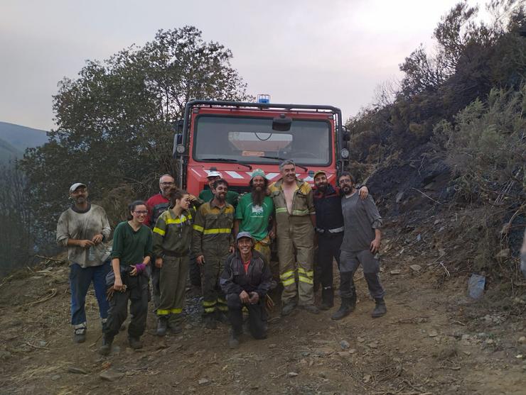 Voluntarios xunto cun conductor de motobombas na zona alta do Courel 