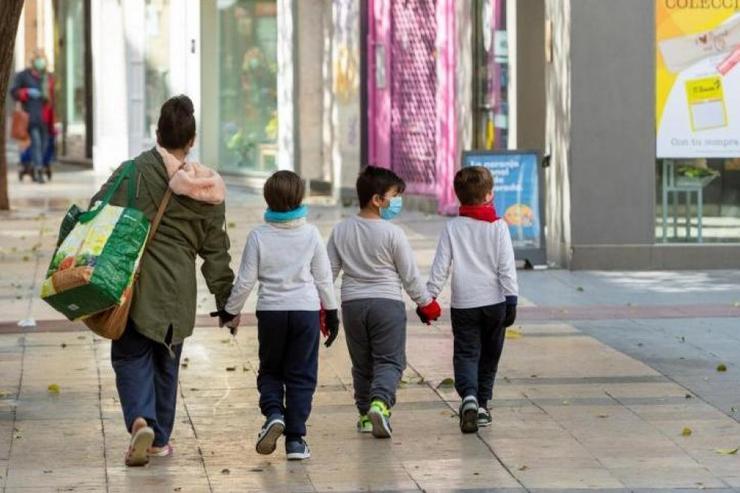 Unha nai pasea cos seus tres fillos  