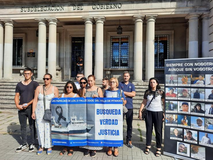 Familiares de vítimas da 'Vila de Pitanxo' concéntranse ante a Subdelegación do Goberno de Pontevedra.. PEDRO DAVILA-EUROPA PRESS 