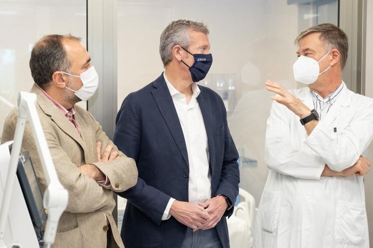 O presidente da Xunta de Galicia, Alfonso Rueda, acompañado polo conselleiro de Sanidade, Julio García Comesaña, visitan a nova UCI do Hospital Clínico Universitario de Santiago 