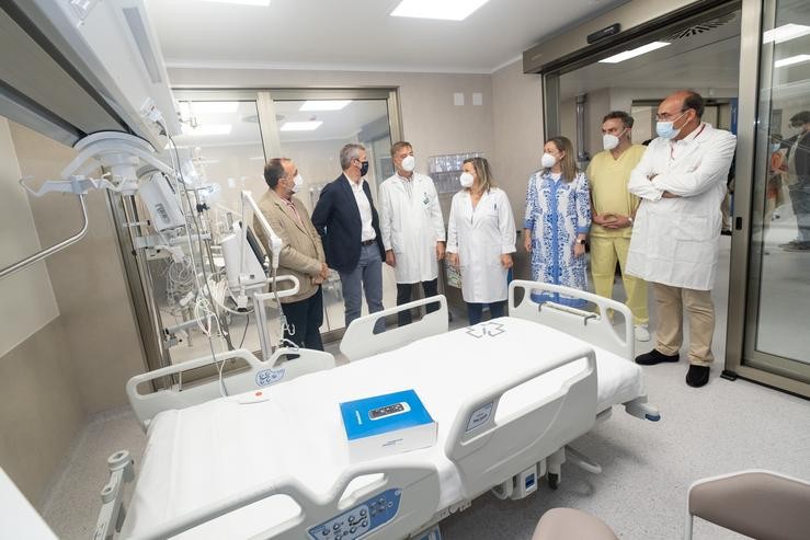 O presidente da Xunta de Galicia, Alfonso Rueda, acompañado polo conselleiro de Sanidade, Xullo García Comesaña, visita a nova UCI do Hospital Clínico Universitario de Santiago.. DAVID CABEZÓN