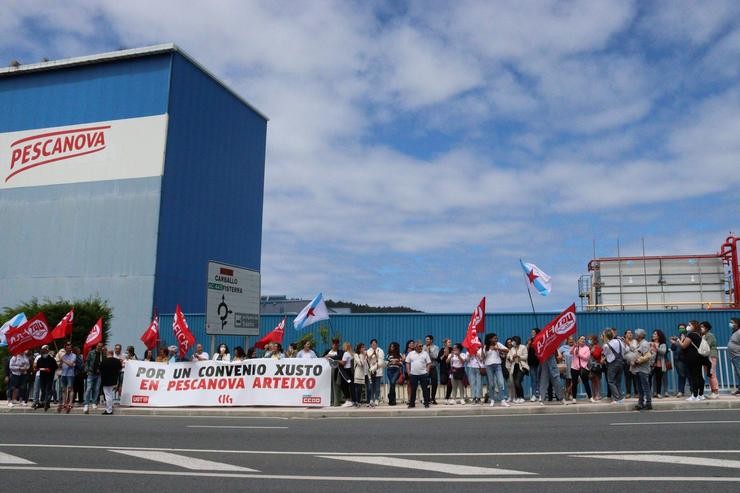 Concentración de traballadores e traballadoras da planta de Nueva Pescanova en Arteixo 