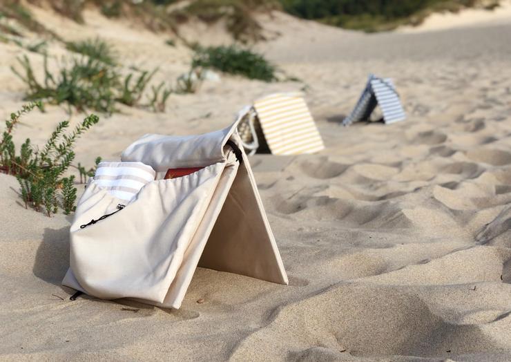 'Siesta', o bolso que se converte en cadeira pregable para a praia 