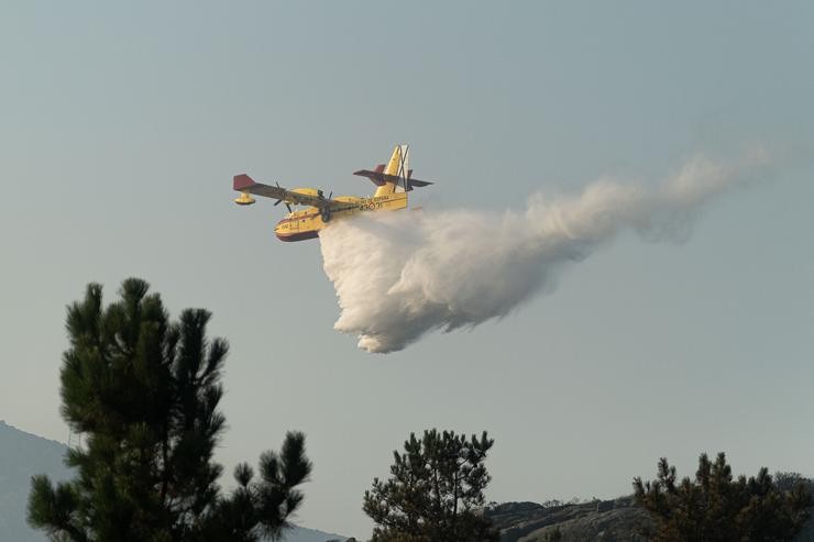 Un avión de extinción de incendios traballa na extinción do incendio iniciado en Boiro do ano 2022/ César Arxina - Europa Press