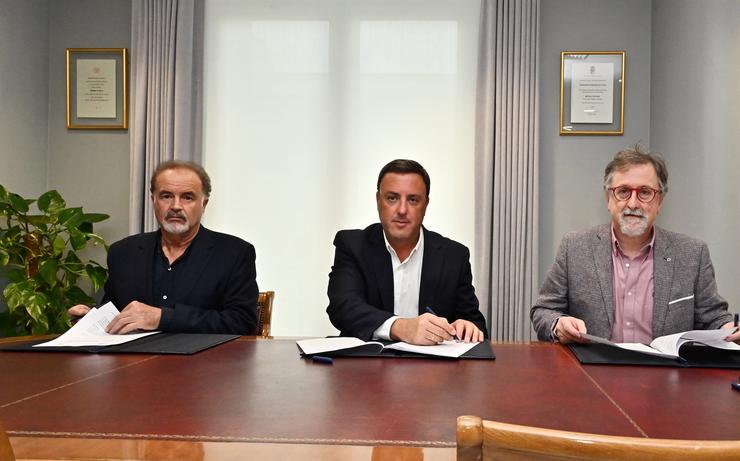 O presidente da Deputación da Coruña, Valentín González Formoso, asina un convenio coa Real Academia de Belas Artes. DEPUTACIÓN DA CORUÑA 