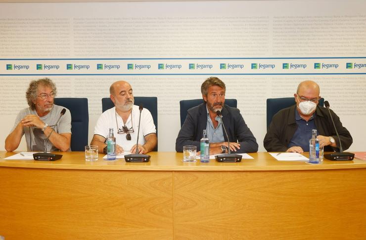 O presidente da Fegamp, Alberto Varela, e representantes dos sindicatos CC.OO., CIG e UXT asinan un documento con criterios para a estabilización de emprego público local.. FEGAMP / Europa Press
