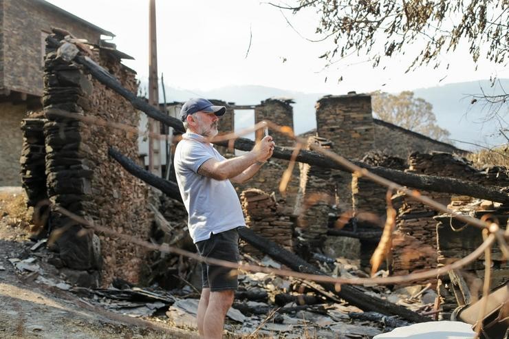 Un individuo fotografa os cascallos da Serra de Caurel tras o incendio, a 23 de xullo de 2022, en Lugo, Galicia, (España). - Europa Press