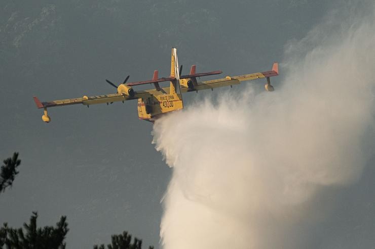 Un avión de extinción de incendios / César Arxina - Arquivo / Europa Press
