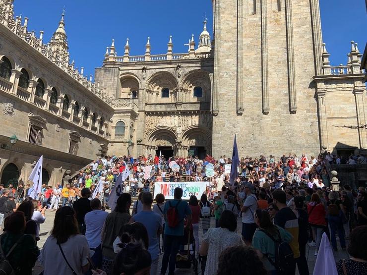 Centos de persoas maniféstanse en Santiago para denunciar os 'abusos' da Xunta sobre a educación pública 