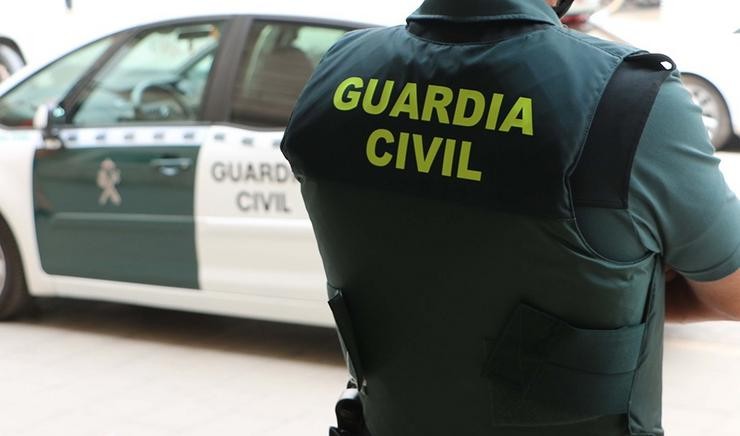  Un axente da Garda Civil, de costas, xunto a un vehículo oficial / Garda Civil / Europa Press