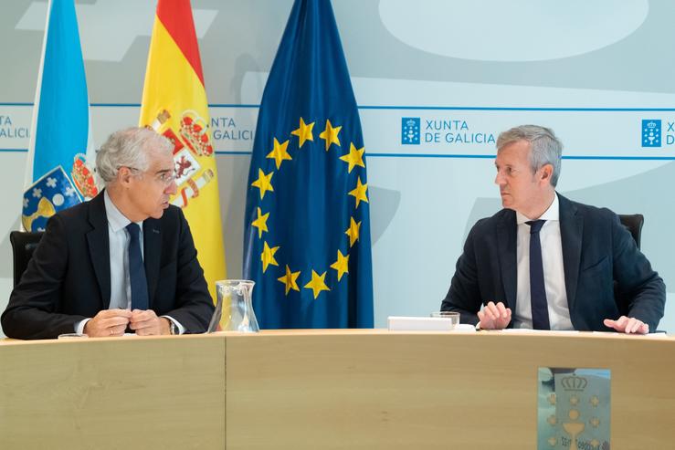 O titular do Goberno galego, Alfonso Rueda, xunto ao vicepresidente económico, Francisco Conde, no Consello da Xunta. DAVID CABEZÓN @ XUNTA DE GALICIA 