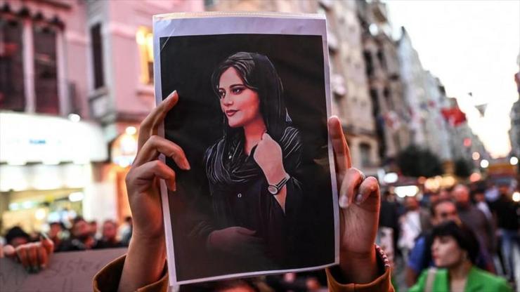 Fotografía de Mahsa Amini nas protestas en Irán.
