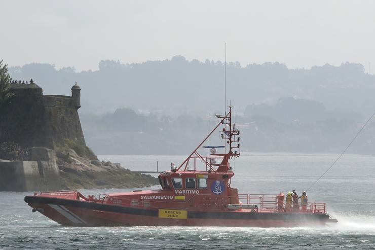 Un barco de Salvamento Marítimo durante un exercicio de exhibición de rescate polo seu 30º aniversario, no porto da Coruña 
