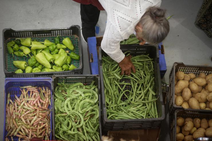 Unha persoa merca alimentos nun mercado, a 11 de agosto de 2023,  en Lugo 