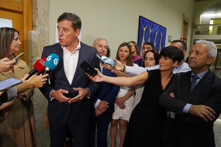 O deputado do PSOE, José Ramón Gómez Besteiro, anuncia a súa candidatura ás primarias do PSdeG para elixir o candidato á Xunta, a 9 de outubro de 2023, en Santiago de Compostela 
