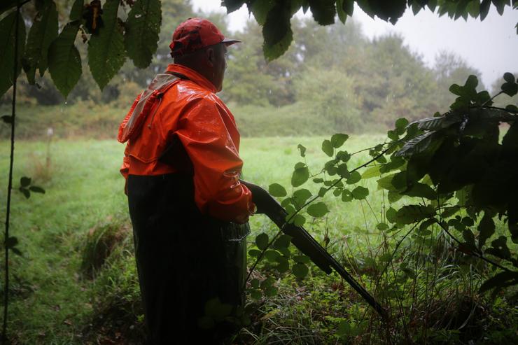 Un home caza durante o arranque da tempada de caza en Galicia, a 15 de outubro de 2023, en Vilalba 