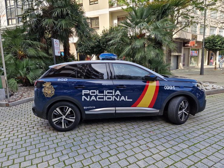 Coche patrulla da Policía Nacional nas inmediacións da Comisaría de Vigo / POLICÍA NACIONAL 