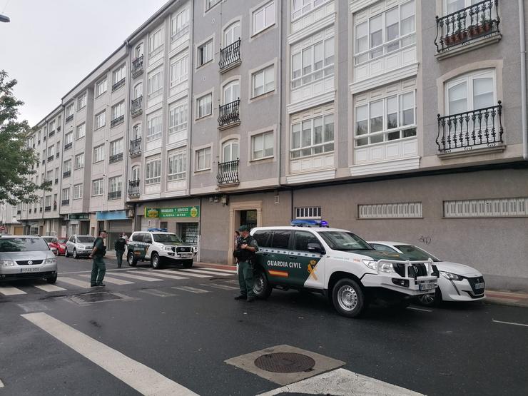 Axentes da Garda Civil da Coruña xunto ao domicilio do detido polo crime de Cabana, de Elisa Abruño