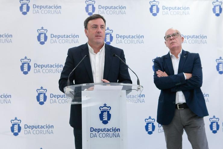 O presidente da Deputación da Coruña, Valentín González Formoso, e o vicepresidente, Xosé Regueira Varela, na presentación de axudas para a creación de emprego. DEPUTACIÓN DA CORUÑA 