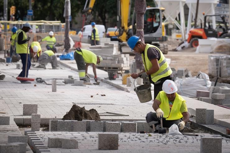 Traballadores realizando obras nunha rúa.. David Zorrakino - Europa Press 