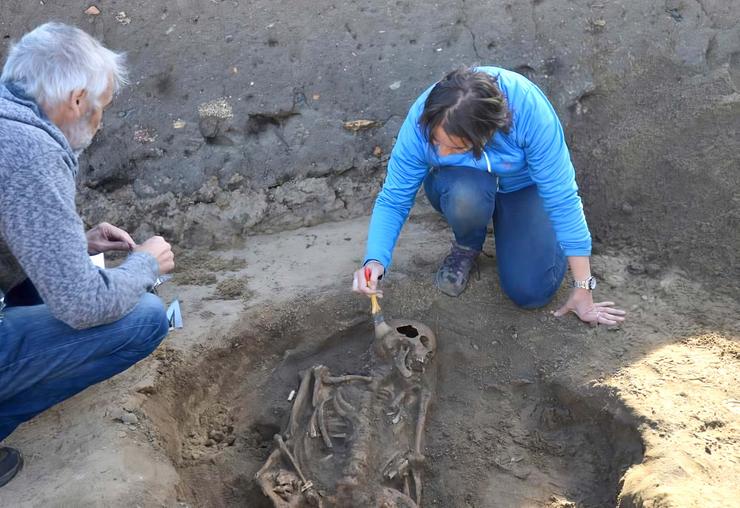 Excavacións na necrópole da Lanzada 