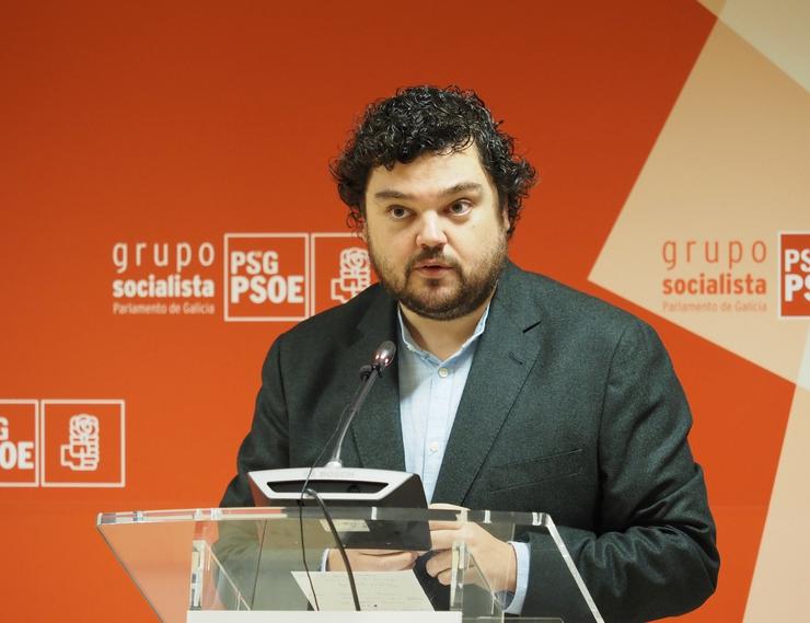 O viceportavoz do Grupo Socialista Julio Torrado nunha rolda de prensa no Parlamento de Galicia 
