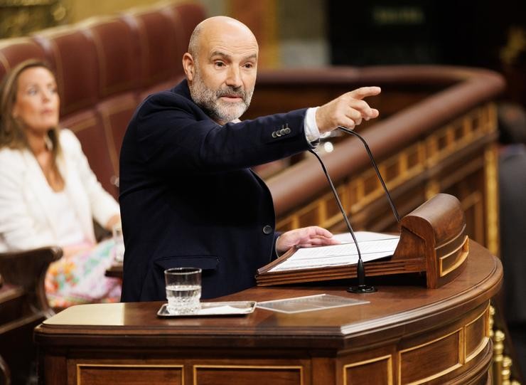 O deputado de BNG Néstor Rego intervén durante o pleno de investidura do líder do Partido Popular, no Congreso dos Deputados, a 27 de setembro de 2023, en Madrid 