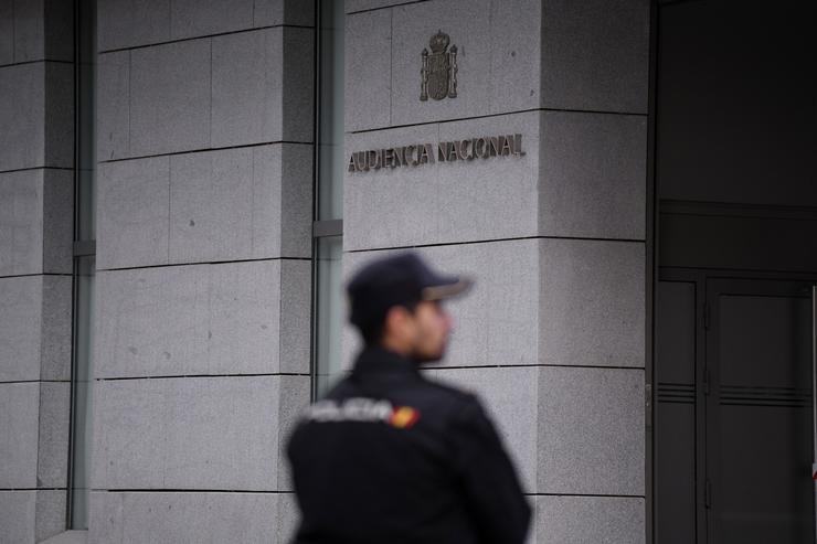 Un axente de Policía na entrada da Audiencia Nacional, a 16 de outubro de 2023, en Madrid (España).. Fernando Sánchez - Europa Press 