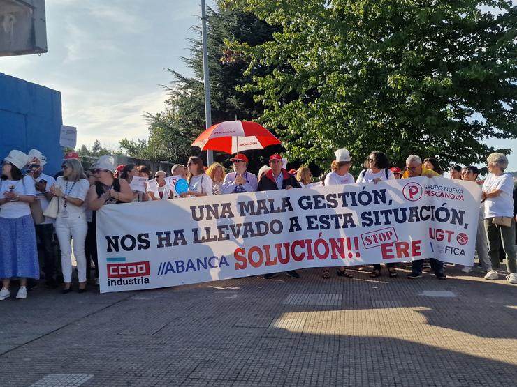 Concentración de traballadores de Pescanova, ás portas do Ifevi, con motivo de Conxemar, para protestar contra o ERE exposto pola empresa, que prevé 82 despedimentos. 