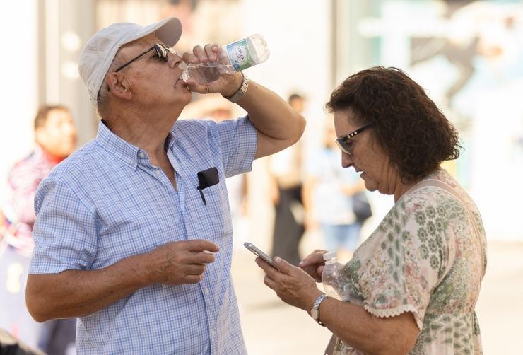 Unha persoa bebe auga para refrescarse ante as altas temperaturas, a 6 de outubro de 2023, en Madrid.. Eduardo Parra - Europa Press 