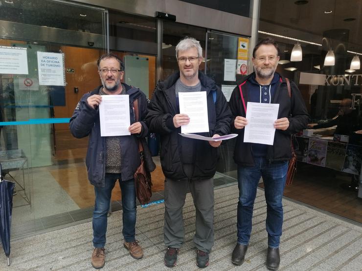 Manel Grandal, Alberte Amado e Paulo Carril, da CIG, rexistran a convocatoria de folga xeral nas Pontes o 23 de novembro 