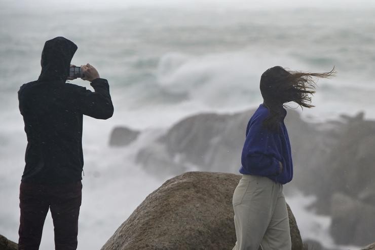 Unha persoa fotografa o mar embravecido, mentres o vento move a melena ao seu acompañante, a 4 de novembro de 2023, na Coruña, Galicia (España). A Axencia Estatal de Meteoroloxía (AEMET) activou na Coruña o aviso vermello pola chegada da. M. Dylan - Europa Press 
