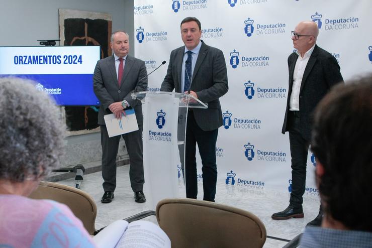 O presidente da Deputación da Coruña, Valentín González Formoso, e o vicepresidente Xosé Regueira, presentan o orzamento de 2024 xunto ao deputado provincial José Ramón Rioboo. DEPUTACIÓN DA CORUÑA 