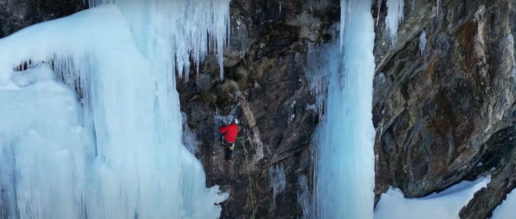 Luís Penín escalando polo xeo de Pena Trevinca 