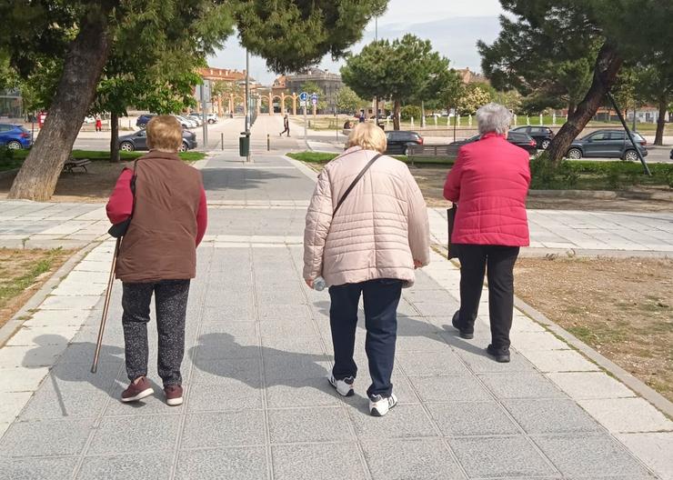 Uns pensionistas paseando. EUROPA PRESS - Arquivo 