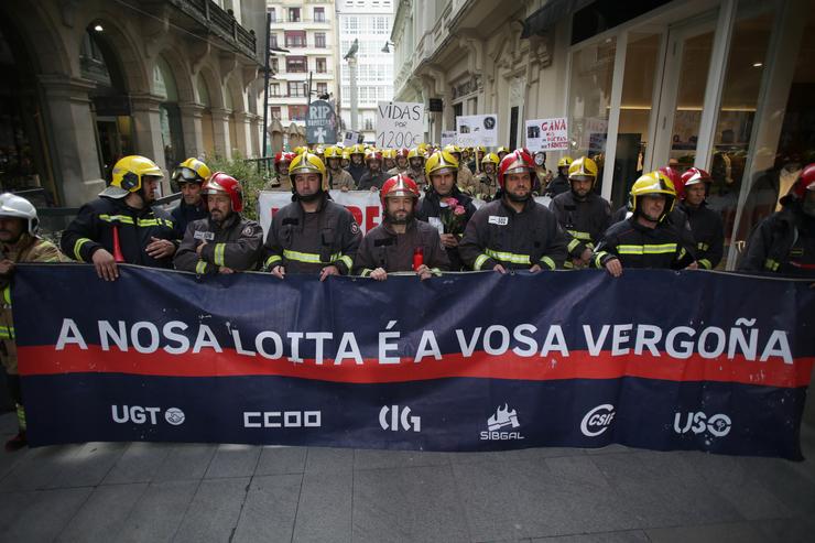 Deceas de bombeiros dos parques comarcais de Galicia durante a protesta por unha mellora das condicións laborais, fronte á Deputación de Lugo, a 31 de outubro de 2023, en Lugo / Carlos Castro - Arquivo