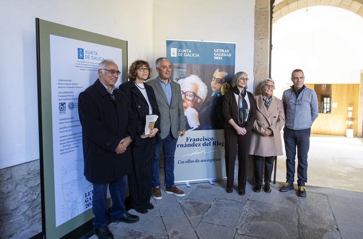 O secretario xeral de Política Lingüística, Valentín García, participa na inauguración da exposición das Letras Galegas Francisco Fernandéz del Riego 