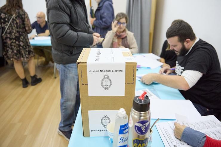 Unha persoa exerce o seu dereito a voto, no Colexio Maior Arxentino de Madrid.