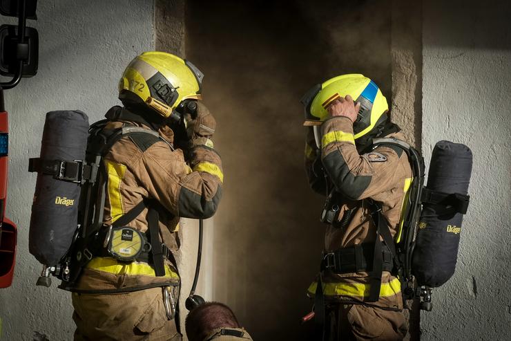 Dous bombeiros afrontan un lume e apagan o incendio nunha vivenda  