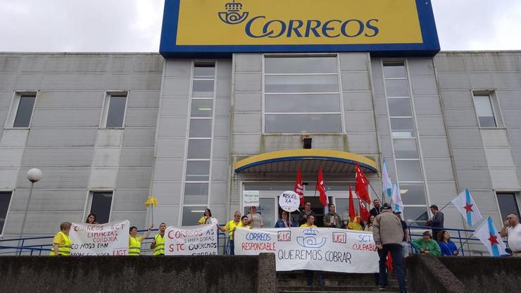 Protesta traballadores e traballadoras limpeza  en Lavacolla/cedida