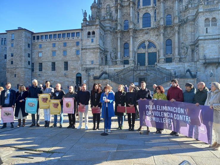 A corporación do Concello de Santiago leu este venres na Praza do Obradoiro a declaración institucional con motivo do 25N, Día da Eliminación da Violencia contra a Muller 